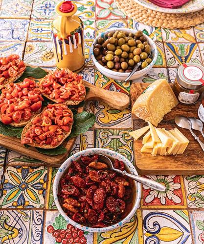 Tomatoes on crunchy bread (Friselle)