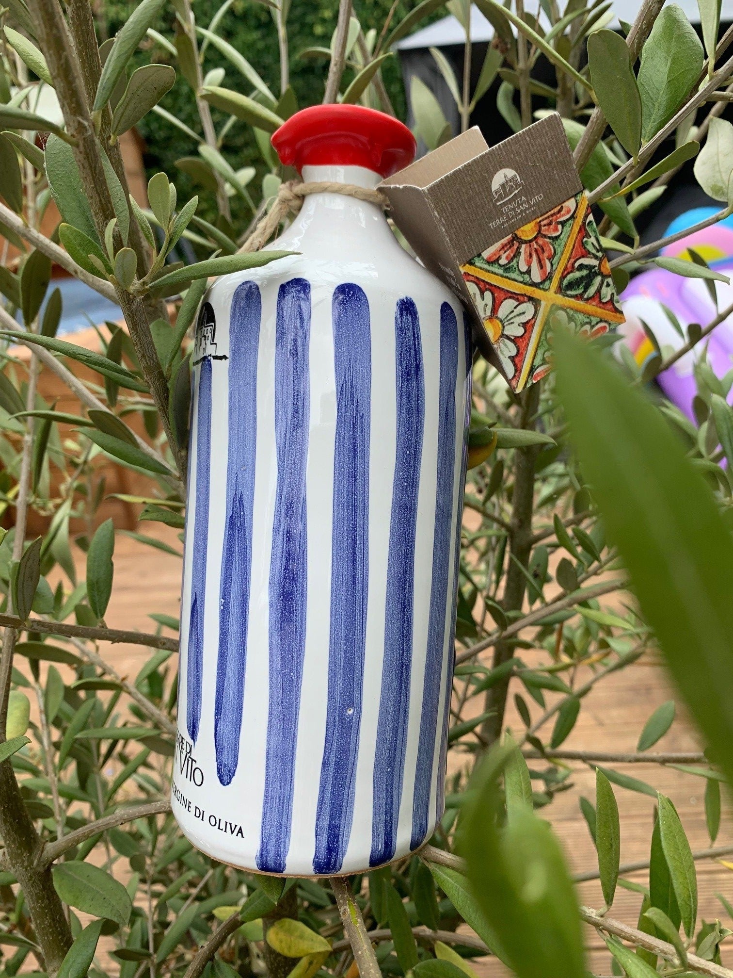 Blue Stripes Terrakottaglas – Enthält unser natives Olivenöl extra