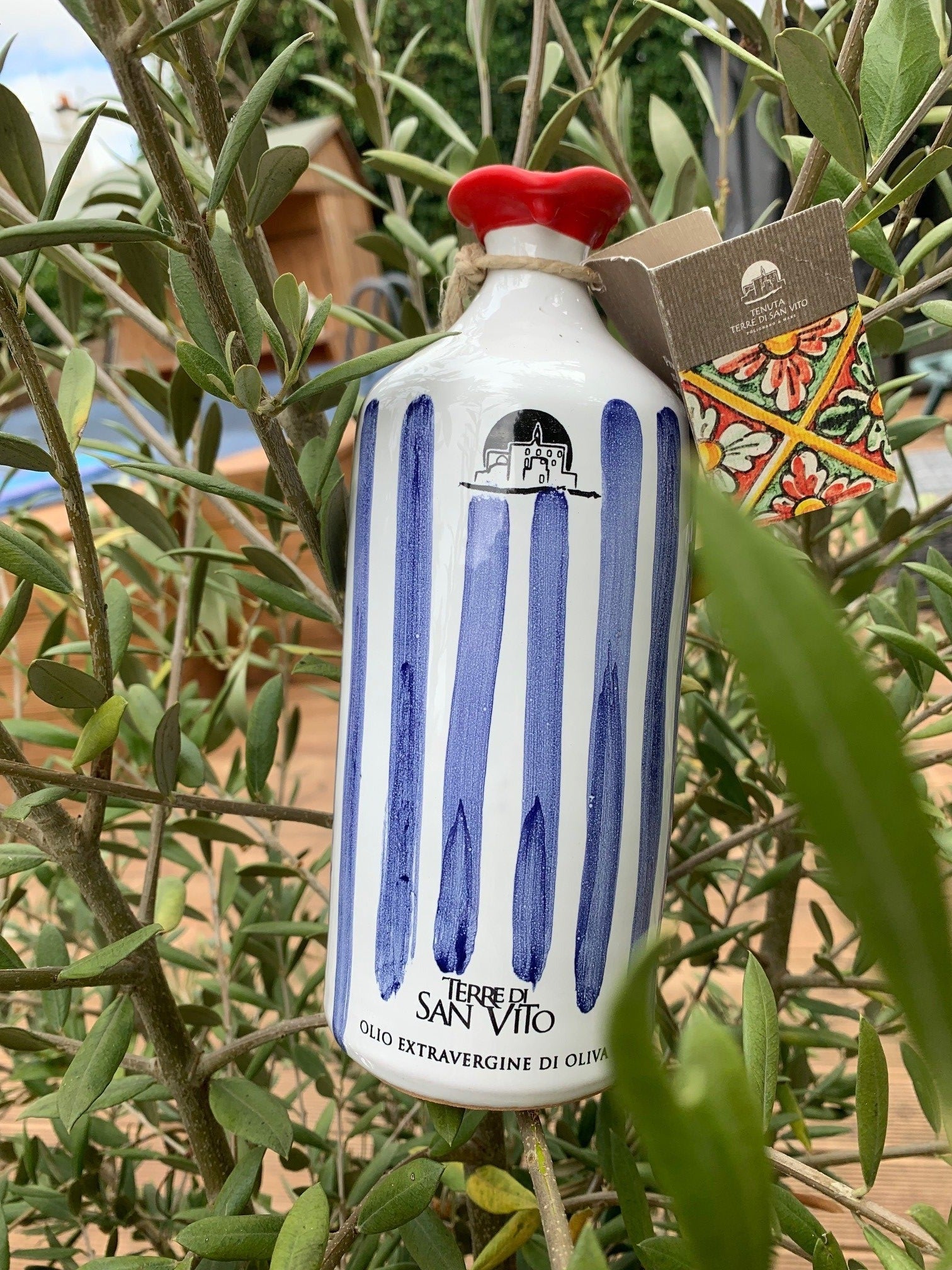 Blue Stripes Terrakottaglas – Enthält unser natives Olivenöl extra