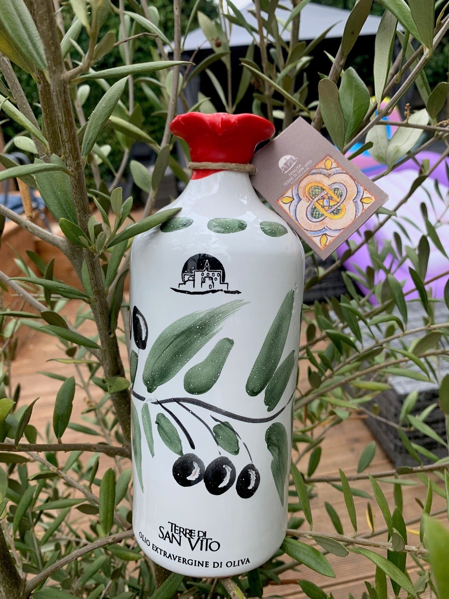 Terrakotta-Glas im Oliven-Design – mit unserem extra nativen Olivenöl